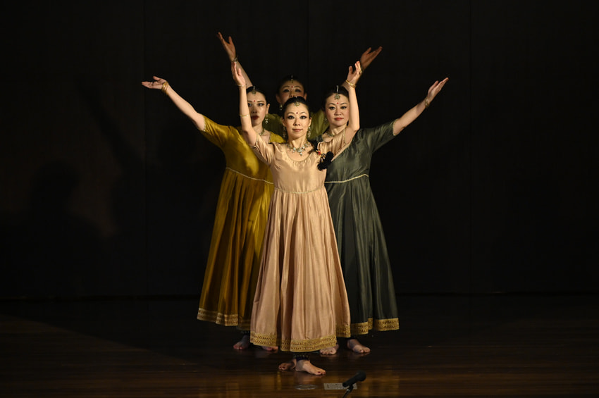 コンテンポラリーな作品を踊るカタックダンスのカダムジャパン。インド舞踊を踊る。