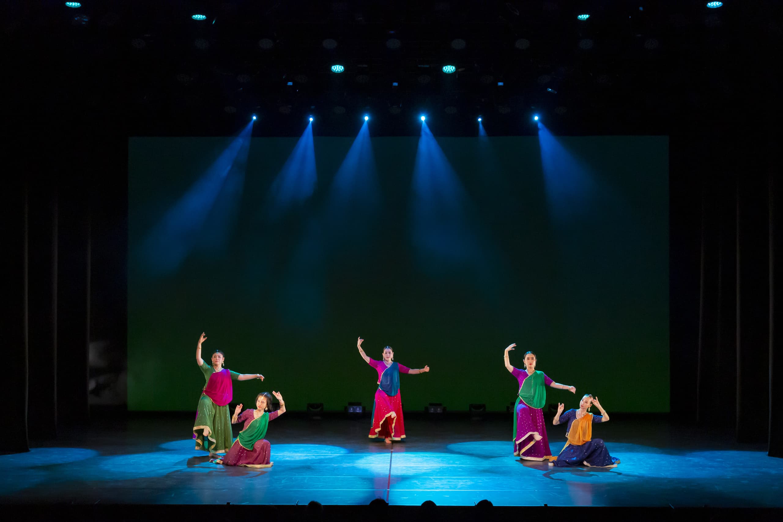 世田谷パブリックシアターにてインド舞踊カタックダンスを踊るカダムジャパン